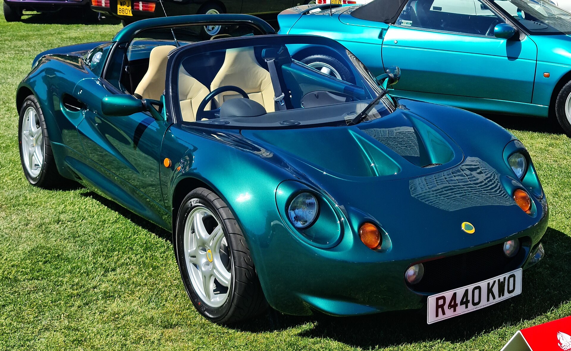 1998 年的 Lotus Elise S1——Roadster 的底盘母体,也是普通人造车最现实的起点
